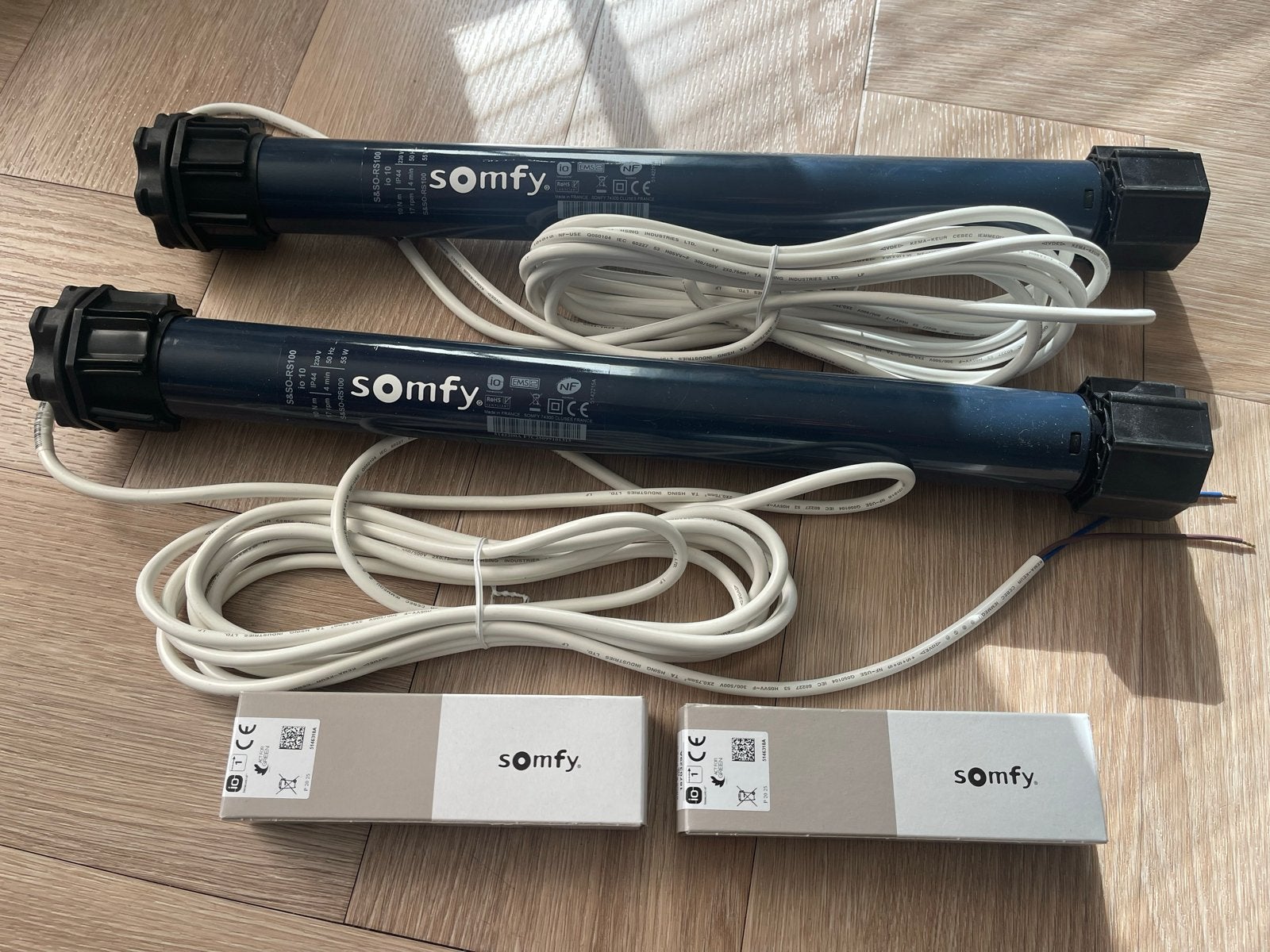 Twee nieuwe sets I.O. Somfy buismotoren met bedieningen., Doe-het-zelf en Verbouw, Ophalen of Verzenden, Nieuw, Wit, Minder dan 100 cm