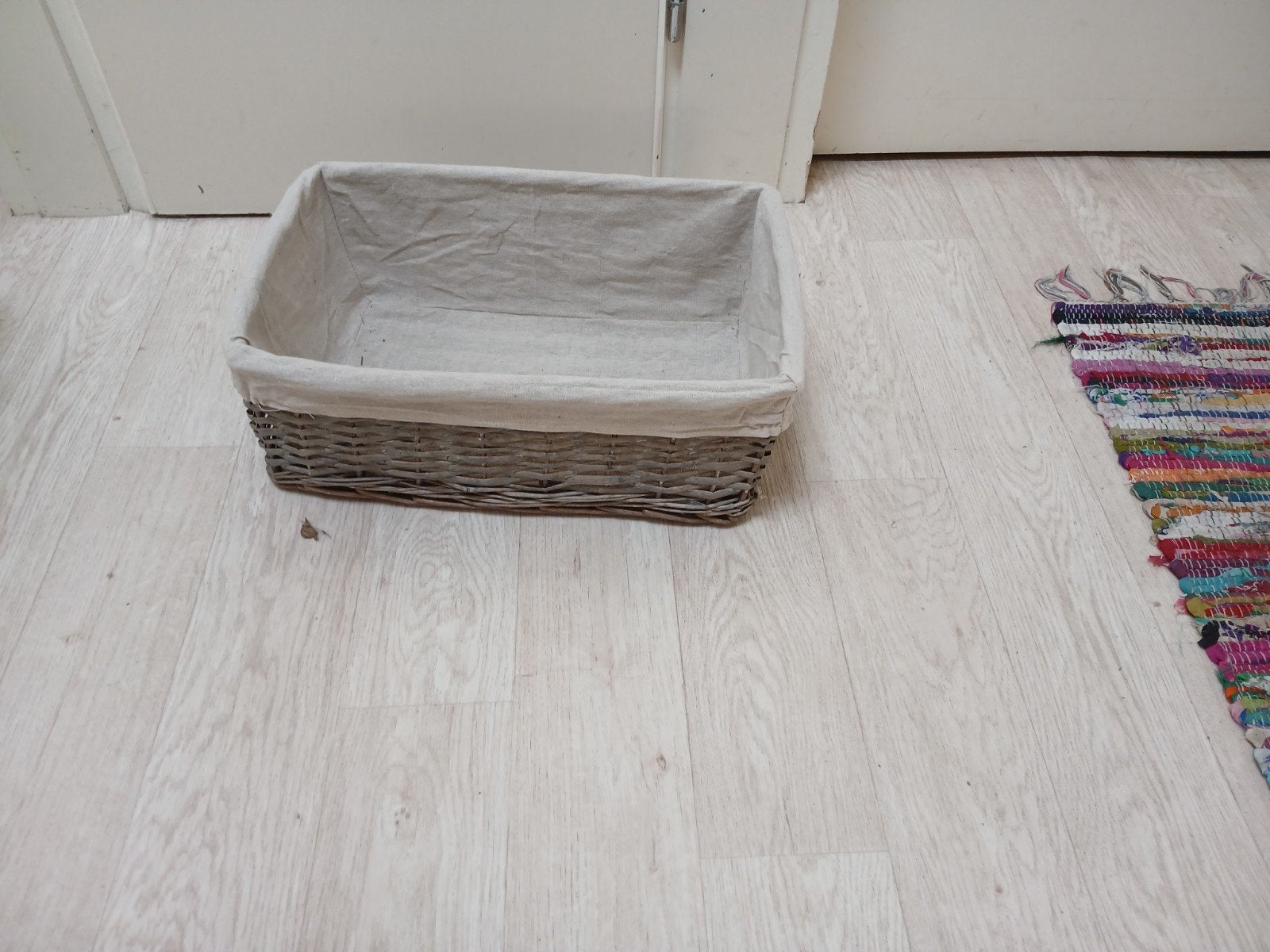 Gevlochten mand met linnen binnenvoering, Huis en Inrichting, Woonaccessoires | Schalen en Manden, Ophalen, Gebruikt, Gevlochten