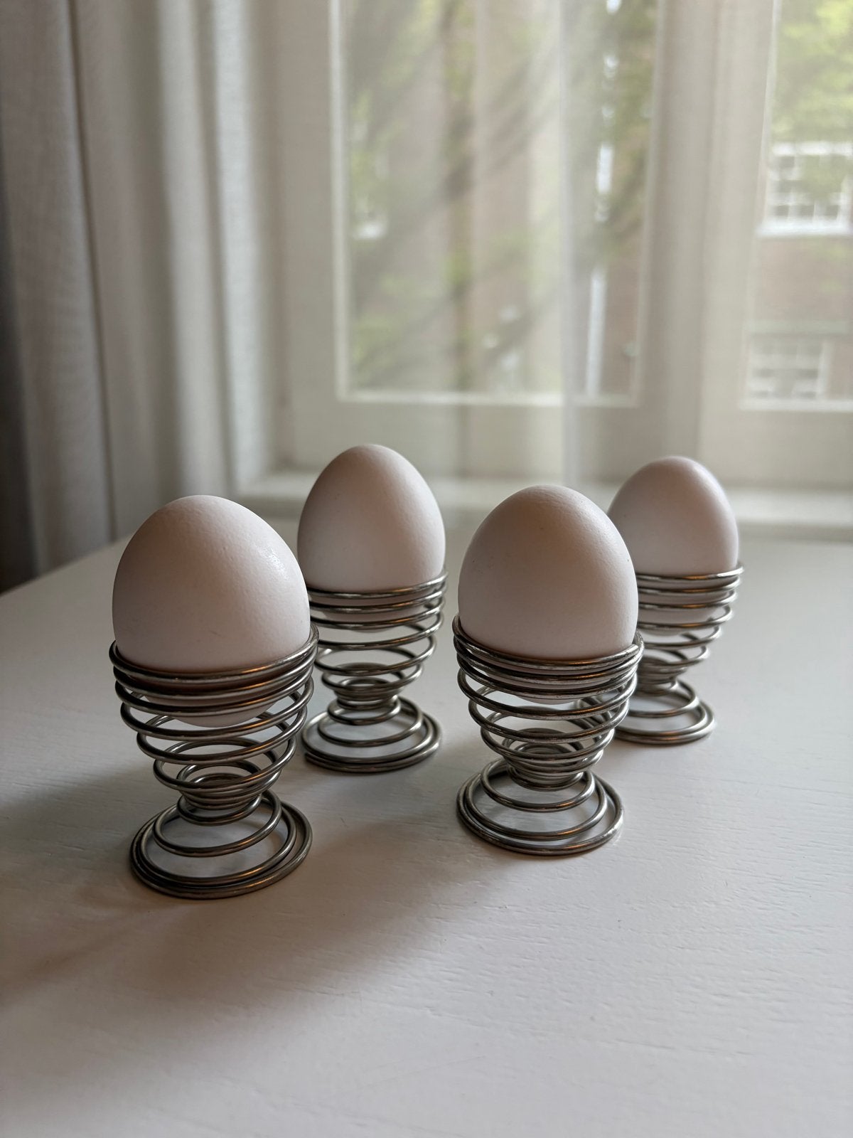 Vintage RVS Spiraal Eierdopjes Eierhouders set van 4, Overige typen, Zilver, Ophalen of Verzenden, Zo goed als nieuw