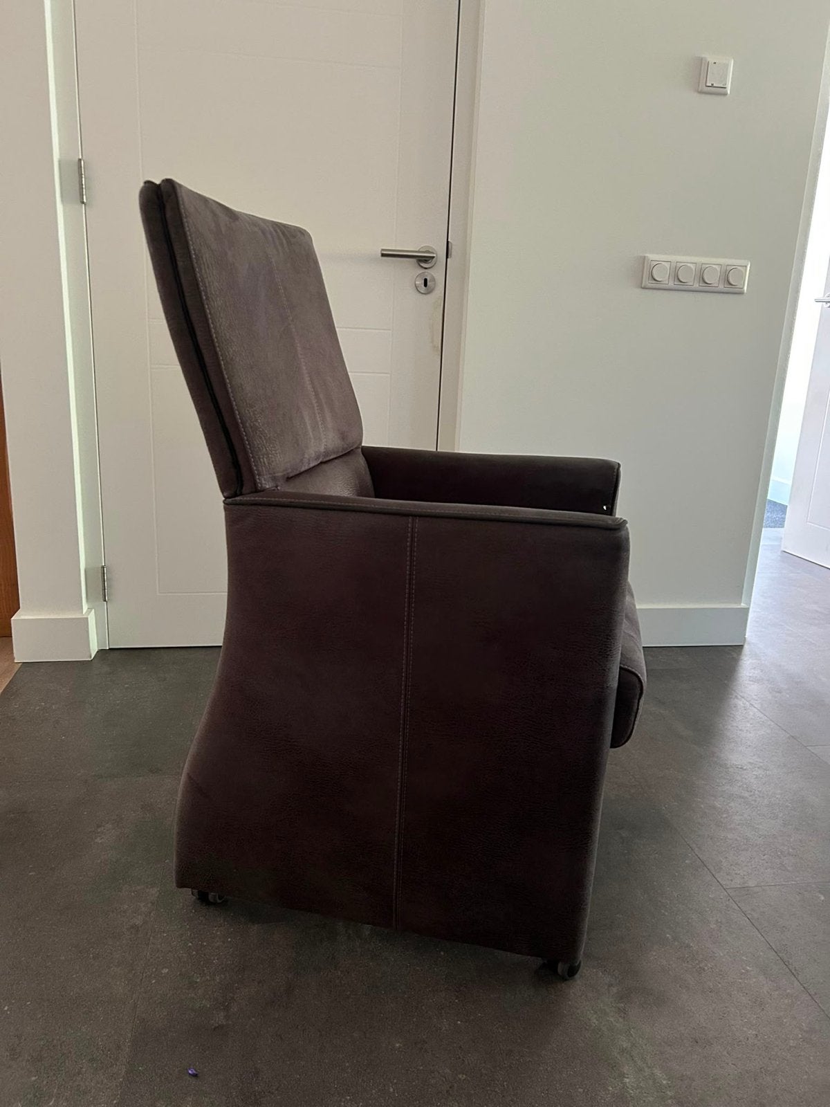 Grijze eetkamerstoelen met armleuning en wieltjes, Ophalen, Leer, Zo goed als nieuw, Vier