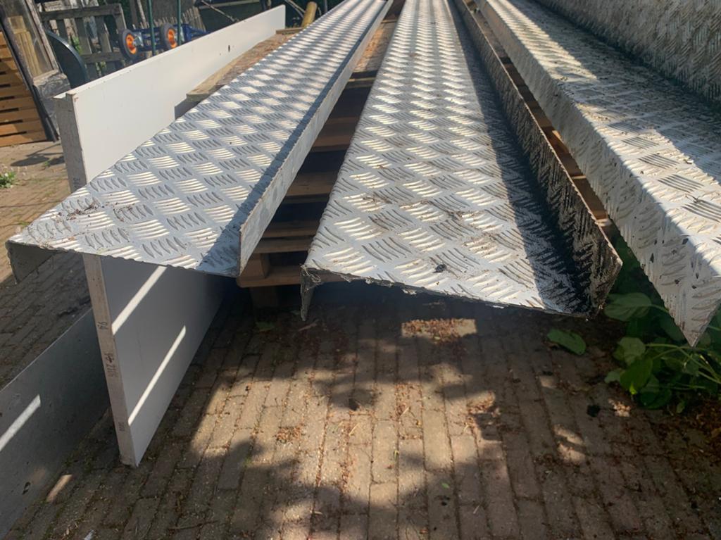 Traanplaat gezette Traptreden, lengte 3 meter, Doe-het-zelf en Verbouw, Ladders en Trappen, Gebruikt, Trap, 2 tot 4 meter, Ophalen