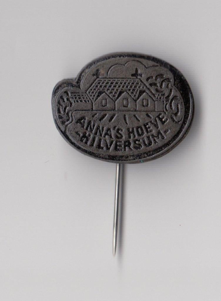 Hilversum Anna's Hoeve speldje, Verzamelen, Speldjes, Pins en Buttons, Gebruikt, Niet vindbaar, Niet vindbaar, Speldje of Pin