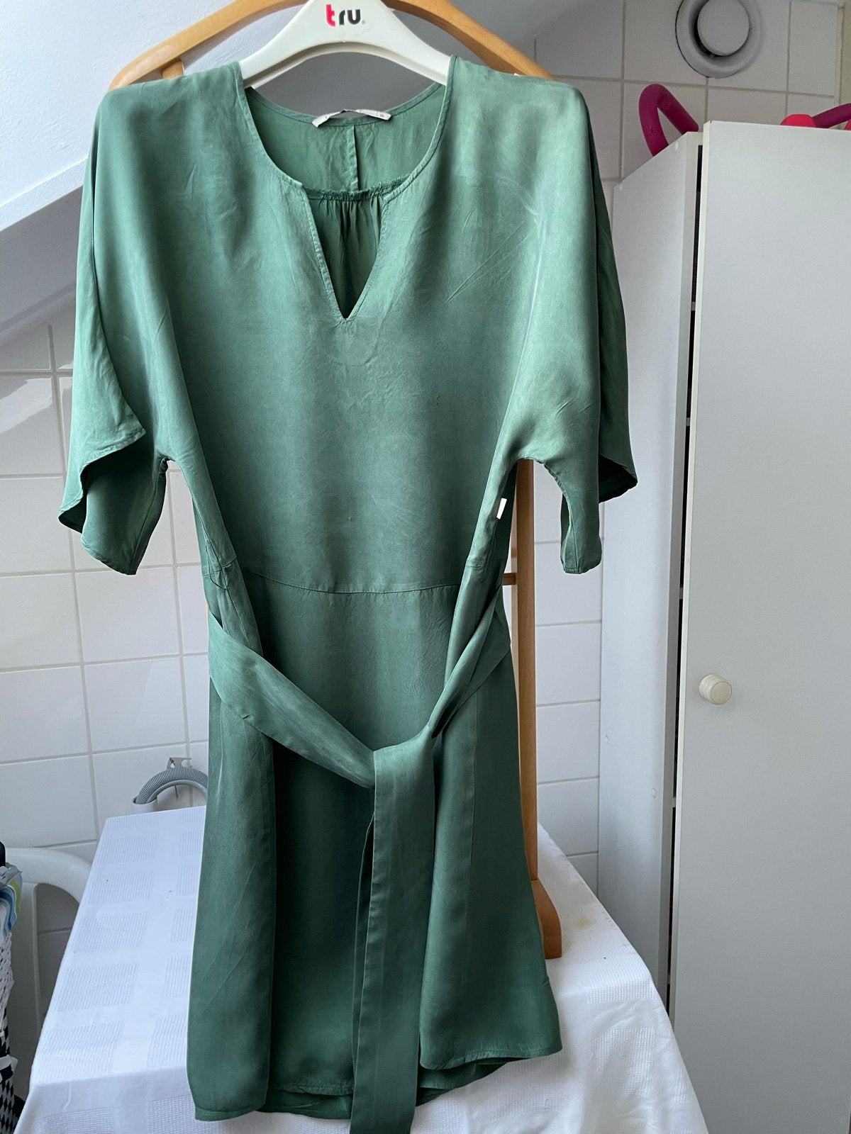10 FEET Groene Jurk met Ceintuur - Maat S, Kleding | Dames, Ophalen of Verzenden, Zo goed als nieuw, Knielengte, Maat 36 (S)