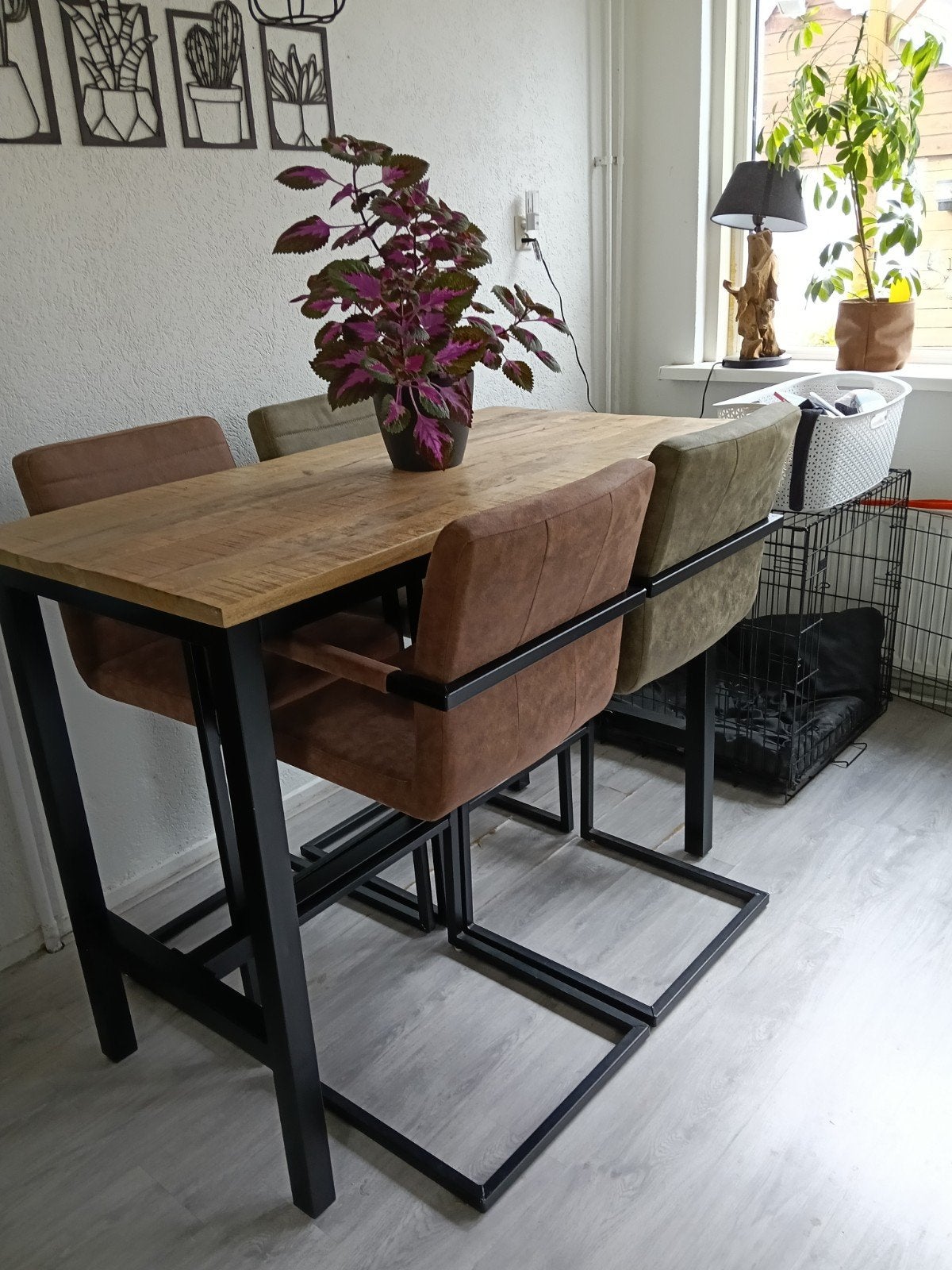 bartafel mangohout met 4 stoelen,onderstel van metaal, Huis en Inrichting, Barren, Ophalen