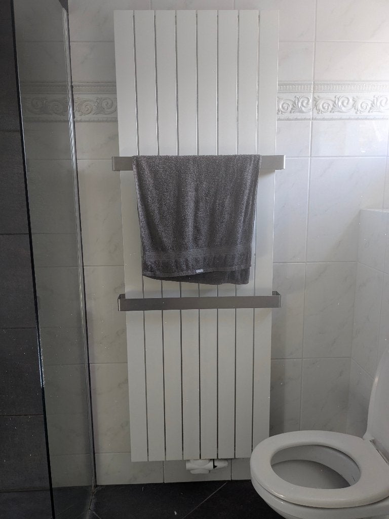 Design badkamerradiator met thermostaat en 2 handdoekrekjes, Ophalen, Hoog rendement (Hr), Radiator, Zo goed als nieuw