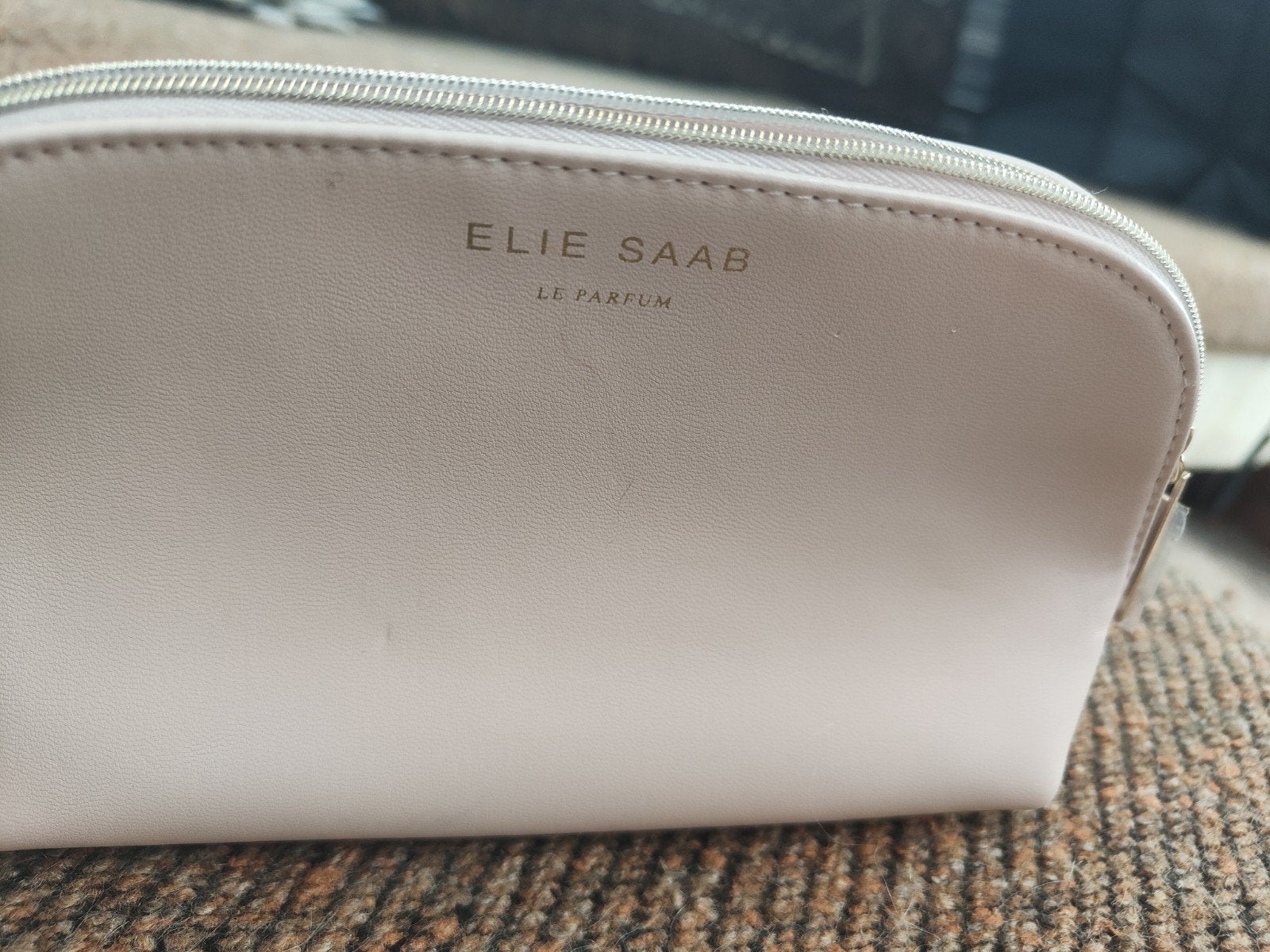 Elie Saab le parfum toilettasje rose met goudkleur, Ophalen of Verzenden, Zo goed als nieuw
