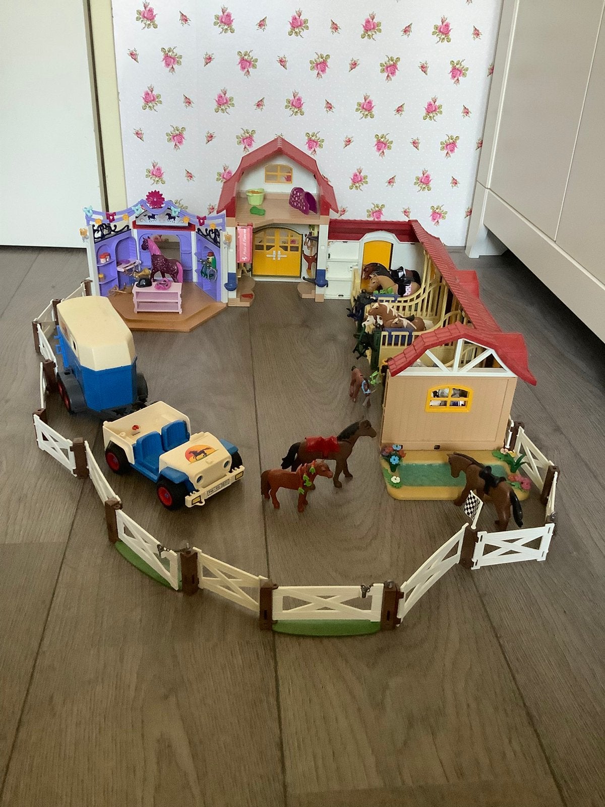 Playmobil manege incl winkel, paardentrailer, hek, Ophalen of Verzenden, Zo goed als nieuw