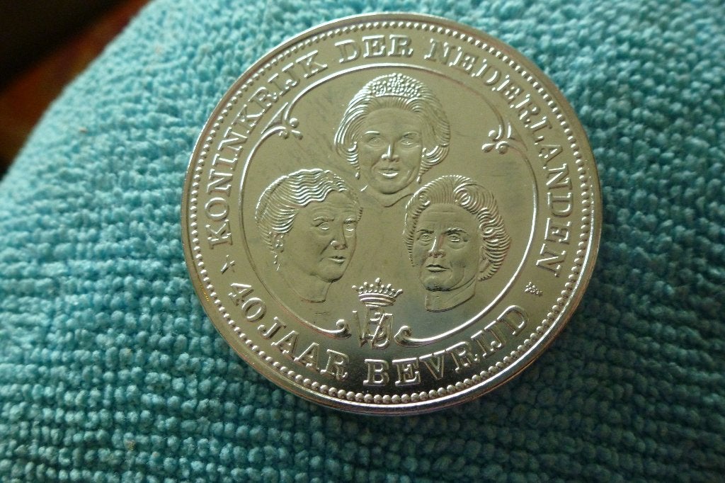 Penning - Nederland 40 jaar bevrijd 1945-1985 verzilverd br, Ophalen of Verzenden, Overige materialen, Nederland