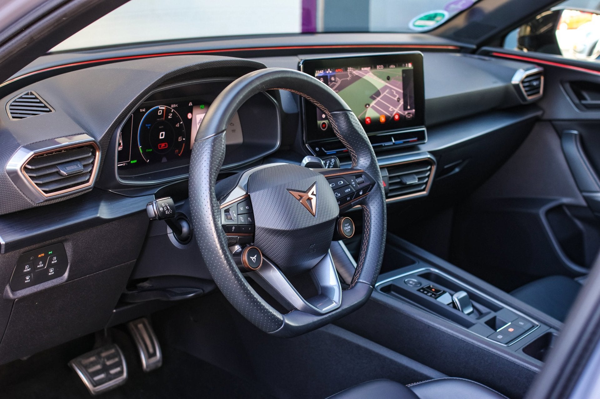 Cupra Leon 1.4 e-Hybrid VZ Performance *Pano*Leder*Camera*DC, Auto's, Dealer onderhouden, 77 km/l, Gebruikt, 4 cilinders