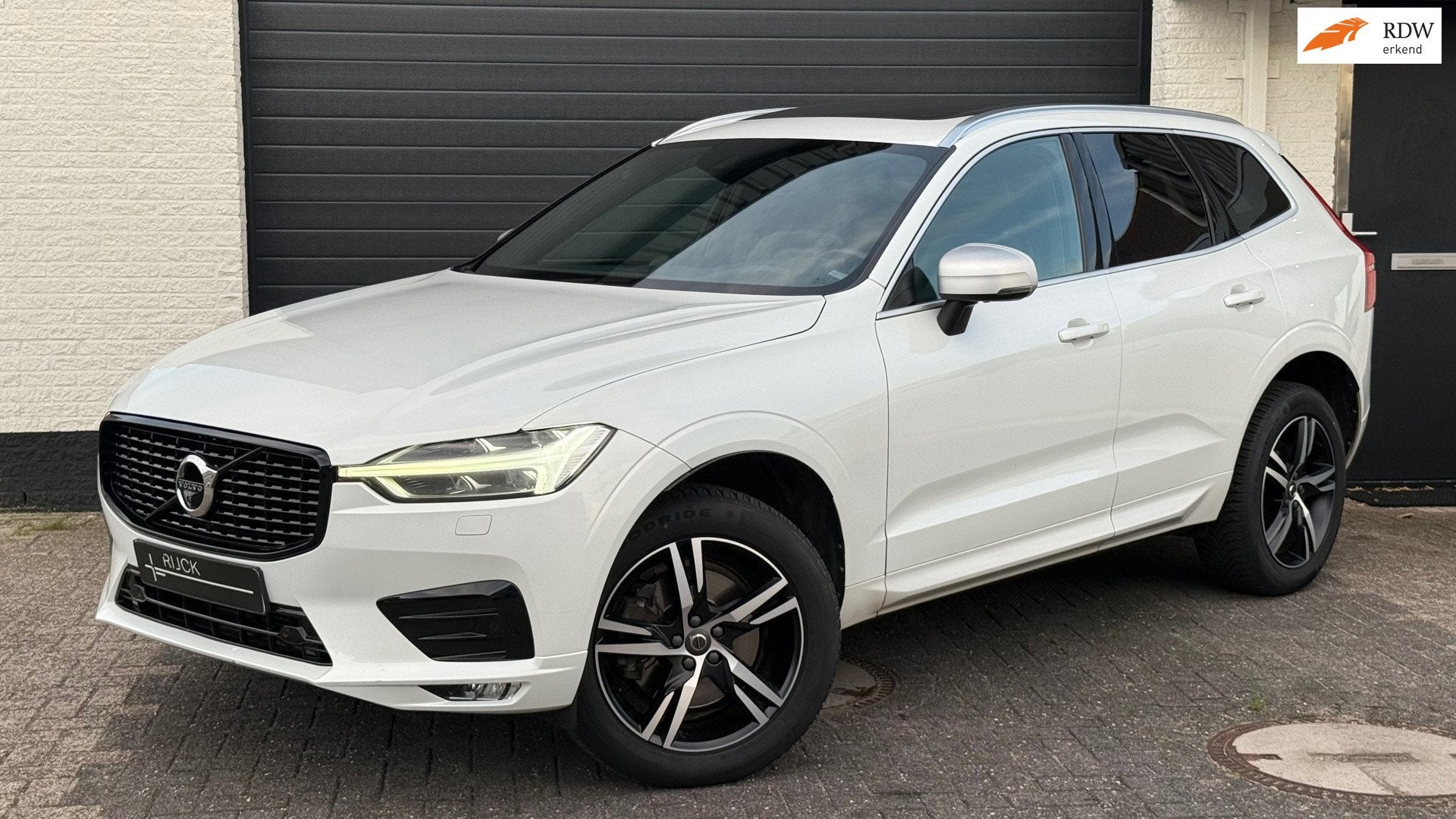Volvo XC60 2.0 T6 AWD R-Design | Luchtvering | Pano | 360, Auto's, Gebruikt, 4 cilinders, 320 pk, Wit