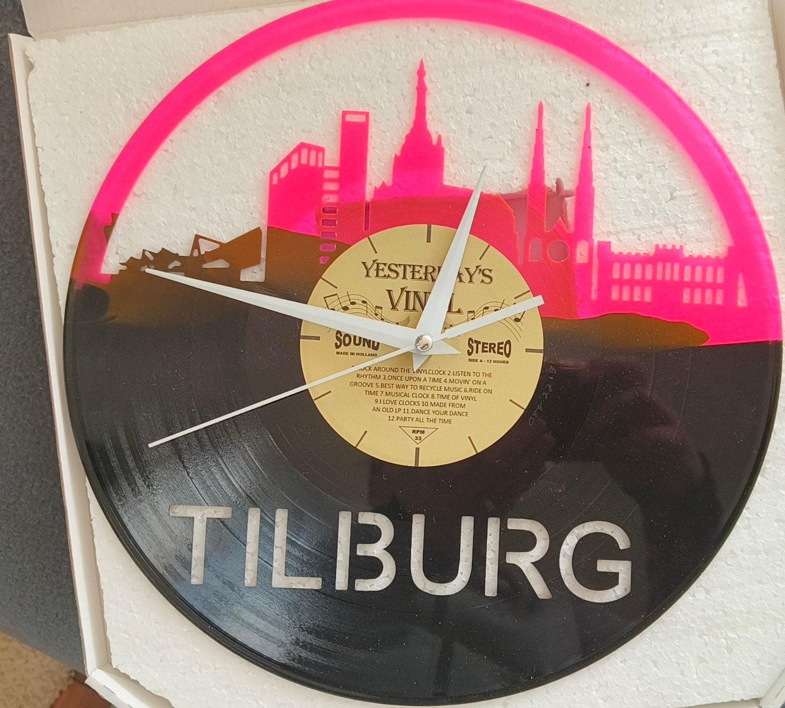 Originele vinylklok Tilburg skyline - roze/zwart, Ophalen, Analoog, Werkt op batterijen, Zo goed als nieuw