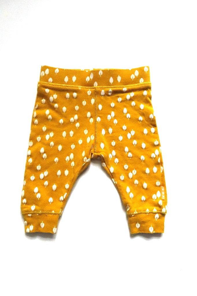 Broekje Geel Blaadjes Hema mt 50 (4415), Kinderen en Baby's, Broekje, Jongetje of Meisje, Ophalen of Verzenden, Zo goed als nieuw