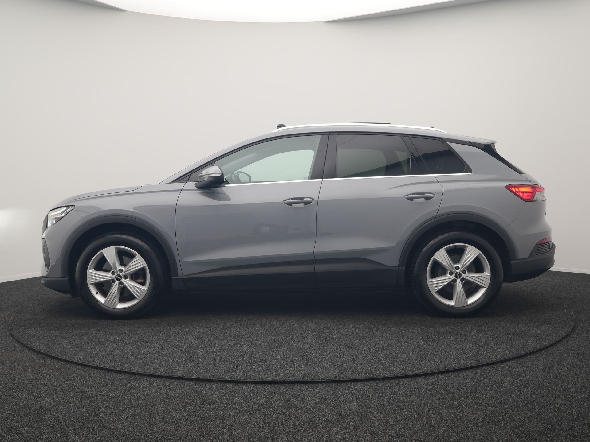 Audi Q4 e-tron 35 Advanced edition 55 kWh 170pk Dealer O.H., Auto's, Audi, Automaat, Dealer onderhouden, Zwart, Automatische klimaatregeling