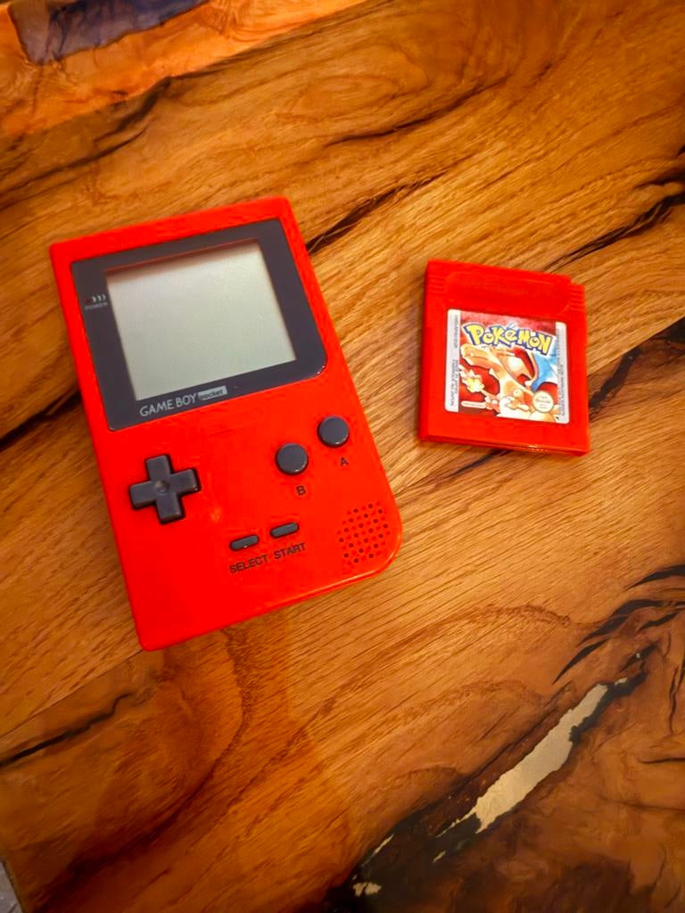 Game Boy Pocket Rood met Pokémon Red (Charizard), Spelcomputers en Games, Spelcomputers | Nintendo Game Boy, Ophalen of Verzenden