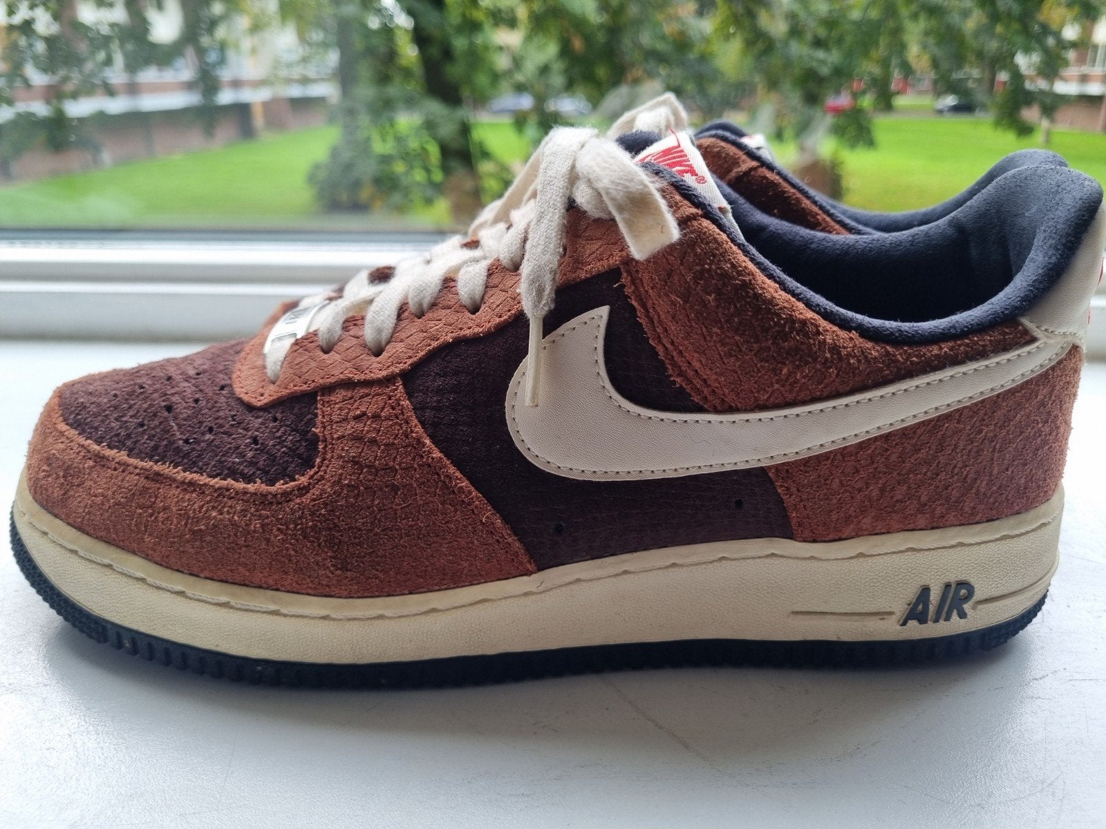 Nike Air Force 1 PRM 'RED BARK' Maat 43, Ophalen of Verzenden, Gedragen, Overige kleuren