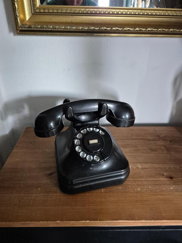 Oude telefoon. Snoer is afgeknipt., Antiek en Kunst, Ophalen of Verzenden