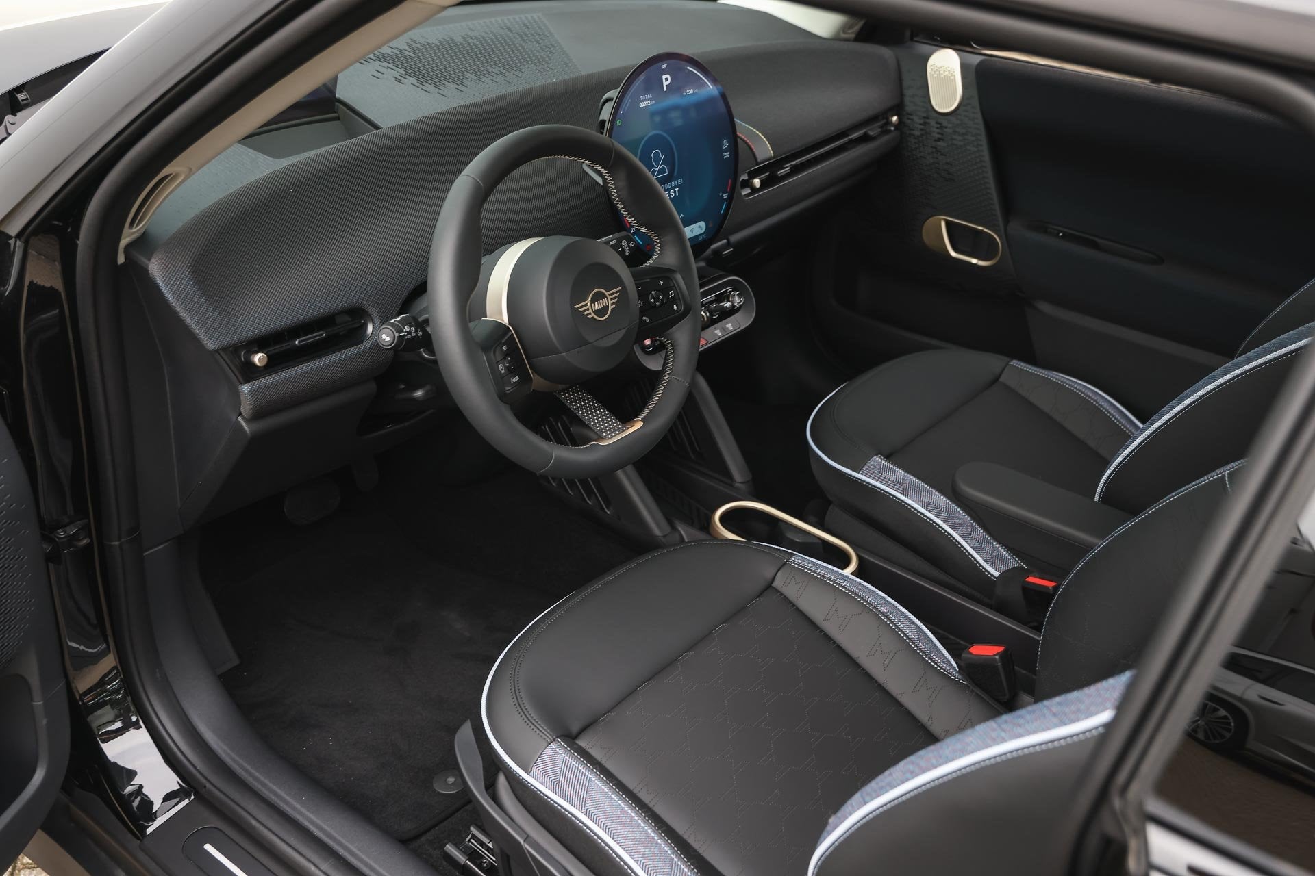 MINI Hatchback Cooper E / Classic / Pakket L / 17 inch Paral, Dealer onderhouden, Stof, Met garantie (alle), 4 stoelen