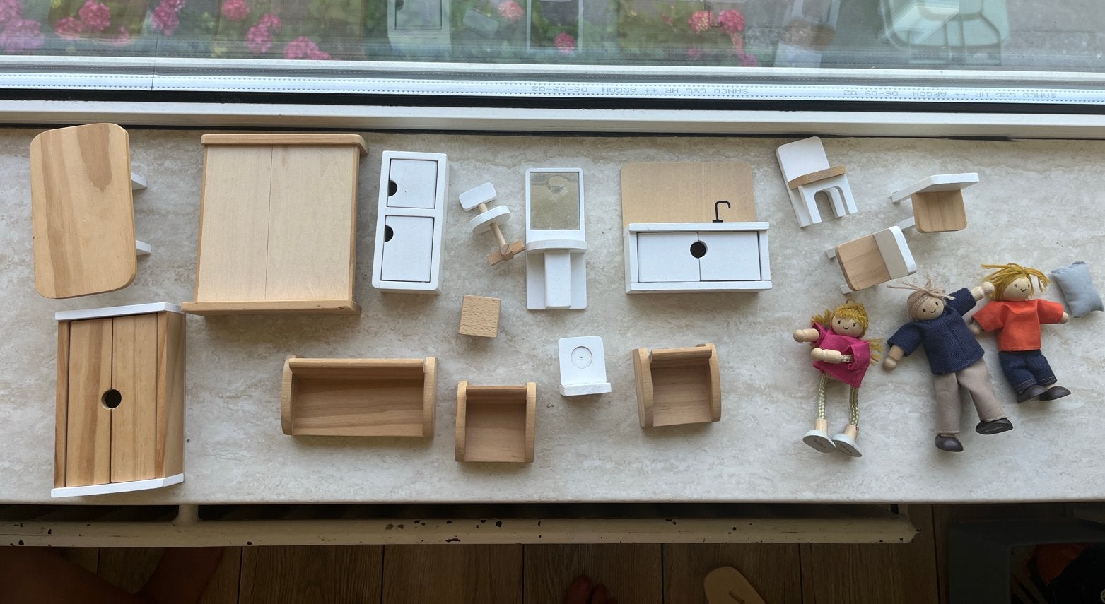 Houten poppenhuis meubels en poppen set, Ophalen, Gebruikt, Jongen of Meisje