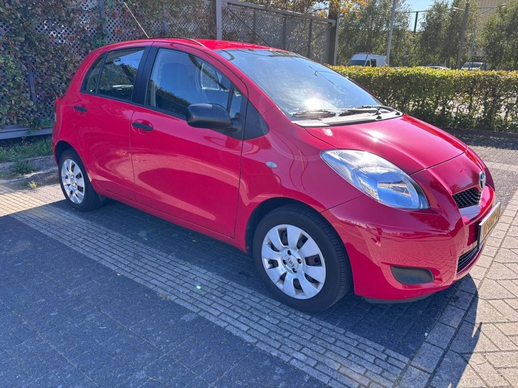 Toyota Yaris 1.3 16V Vvt-i 5DR 2011 Rood Airco/trekh /nw APK, Auto's, Voorwielaandrijving, Stof, 40 €/maand, Zwart