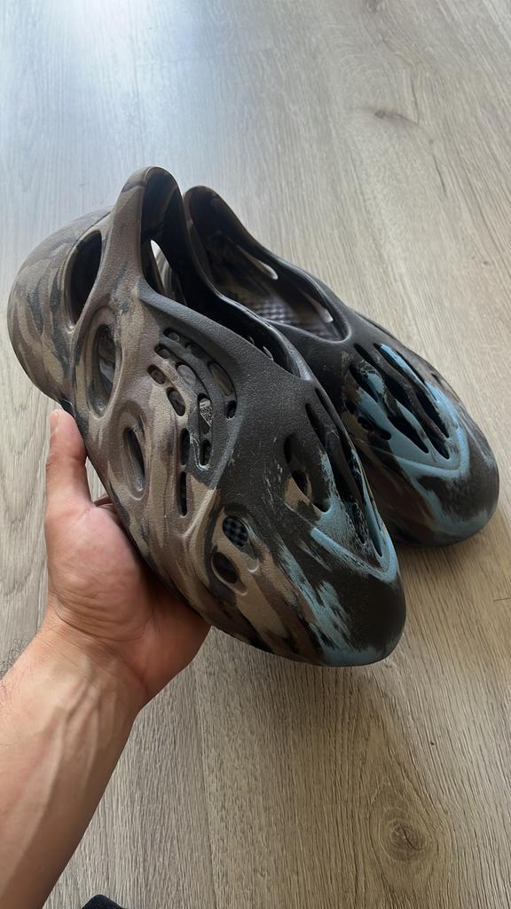 Yeezy Foam Runner MX Cinder maat 44,5, zo goed als nieuw, Kleding | Heren, Schoenen, Ophalen of Verzenden, Zo goed als nieuw, Zwart