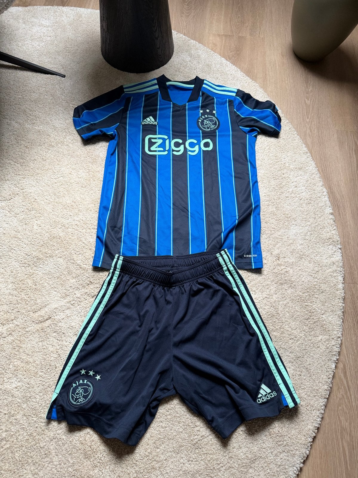 Origineel Ajax uit tenue 2021/2022 - Shirt+Broekje (maat M), Ophalen of Verzenden, Zo goed als nieuw, Blauw, Overige typen