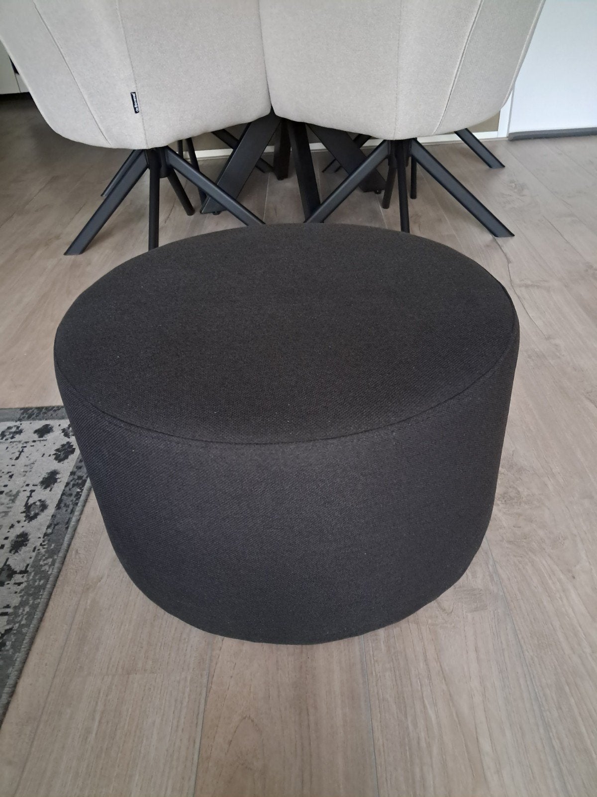 RONDE POEF MET ZWARTE STOF BEKLEED, Ophalen, Zo goed als nieuw, Rond, Stof