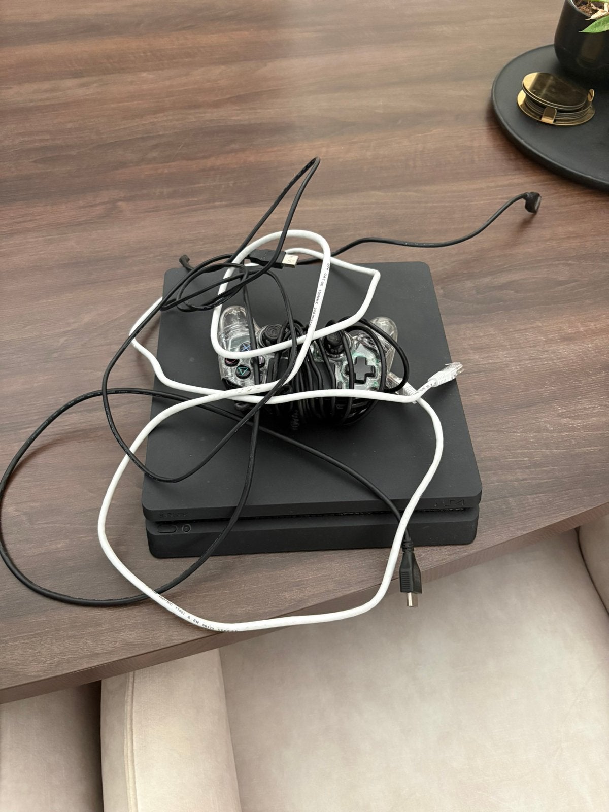 Playstation 4 met controller en kabels, Ophalen of Verzenden, Zo goed als nieuw