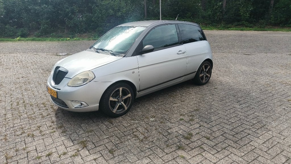 Lancia Ypsilon 1.4 16V 2007 Grijs, Auto's, Voorwielaandrijving, 40 €/maand, Zwart, Origineel Nederlands