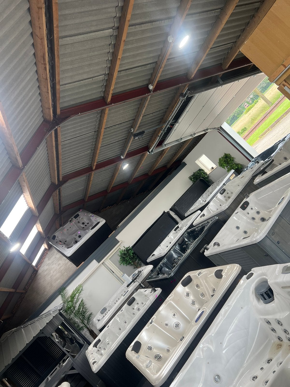 GROOTSTE SHOWROOM LEEGVERLOOP IN WEERT, Ophalen of Verzenden
