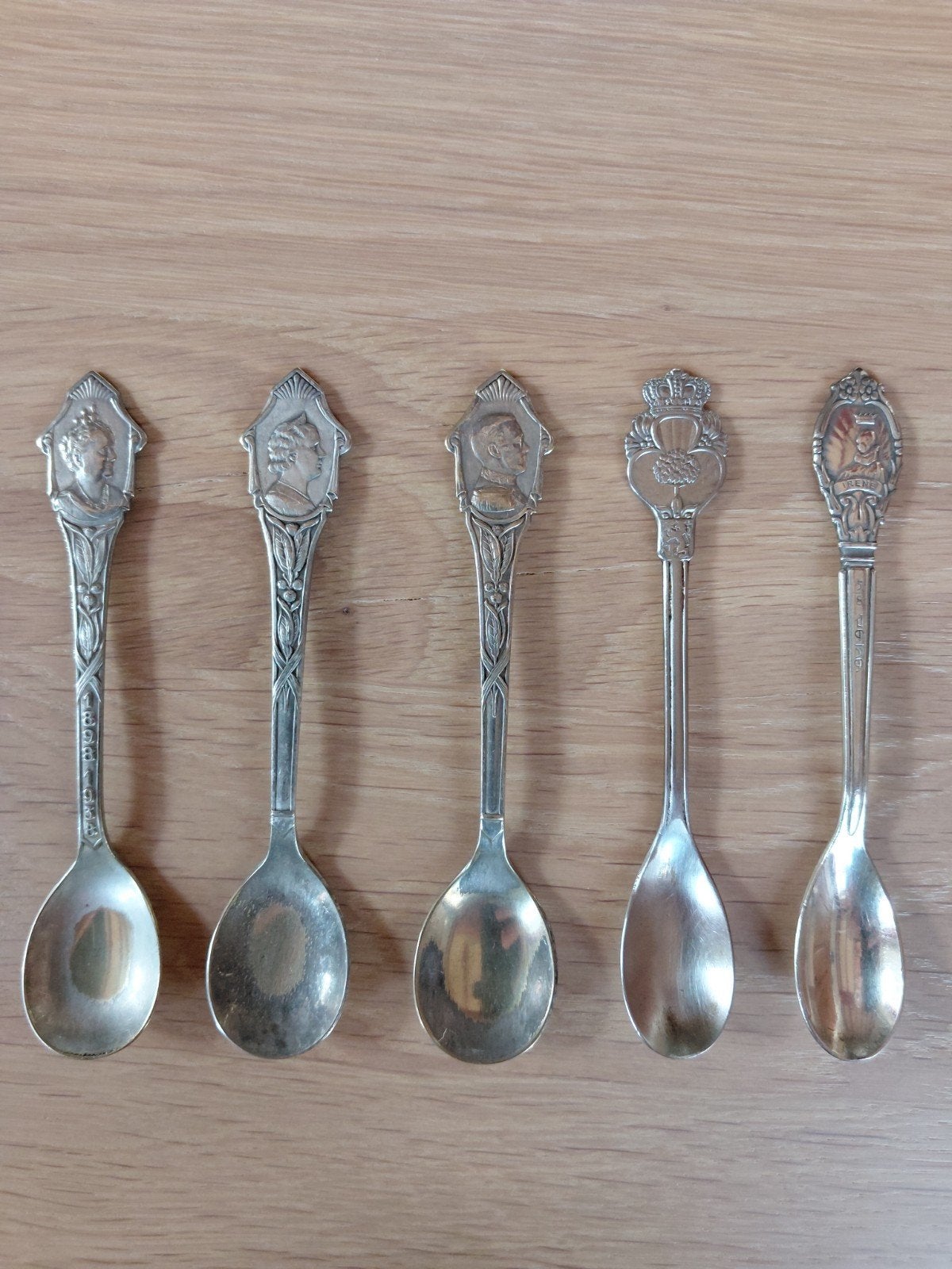 lepeltjes Wilhelmina, Juliana, Bernhard, Beatrix en Irene, Ophalen of Verzenden, Speld(je) of Lepel(tje)