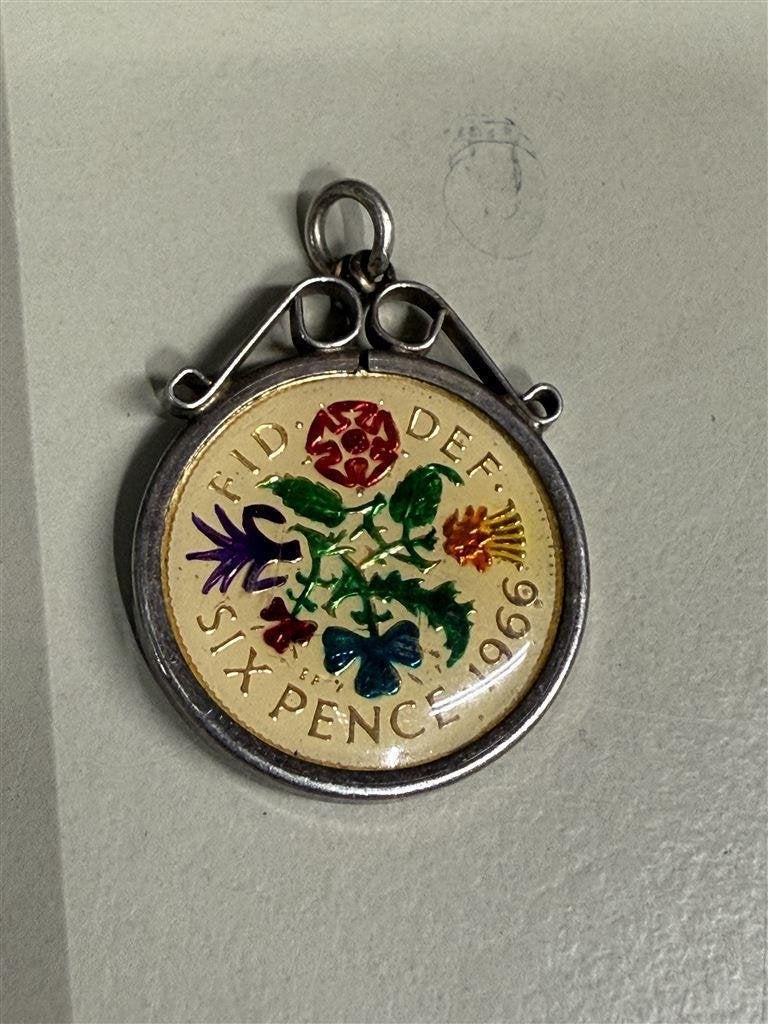 Oude vintage Engelse zilveren hanger met 1966 Sixpence-munt, Ophalen of Verzenden, Zo goed als nieuw, Zilver, Zilver