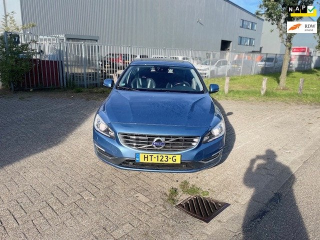 Volvo V60 2.4 D6 Twin Engine R-Design Automaat !, Auto's, Automaat, Blauw, 1880 kg, Te koop