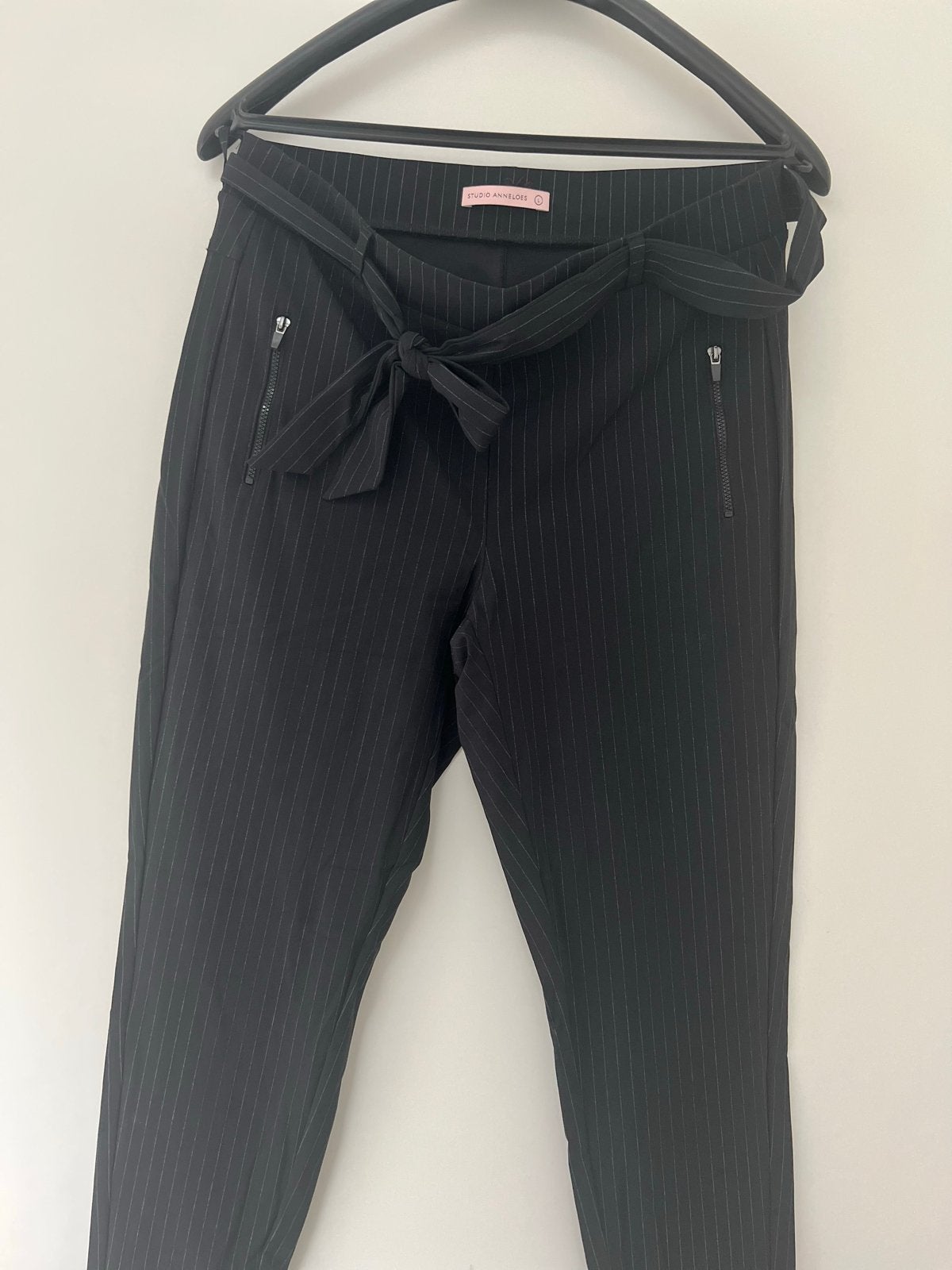 Studio Anneloes Margot krijtstreep broek zwart travelstof L, Zwart, Maat 42/44 (L), Ophalen of Verzenden, Lang