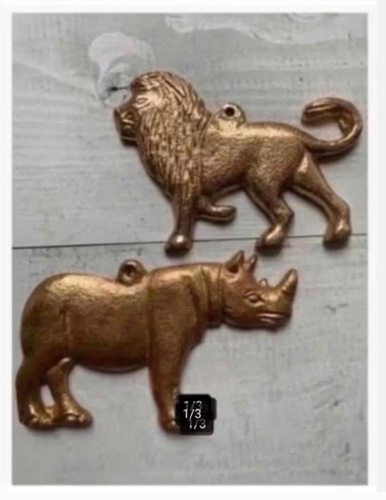 2 x metalen hanger Leeuw en Neushoorn 10-11 x 6-7 cm, Ophalen of Verzenden