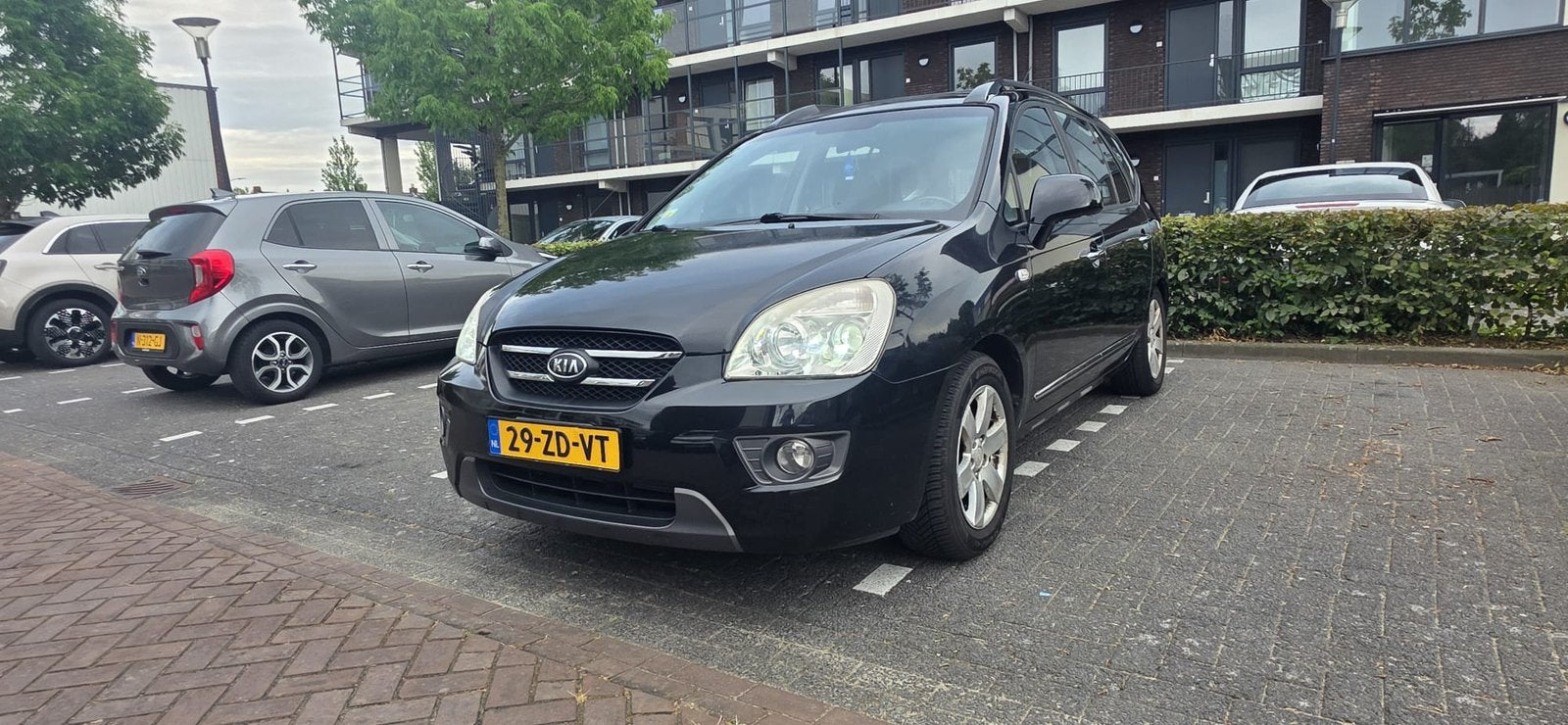 Kia Carens 2.0 Cvvt 7-ZIT 2008 Zwart, Auto's, Kia, Voorwielaandrijving, 1998 cc, 750 kg, 4 cilinders