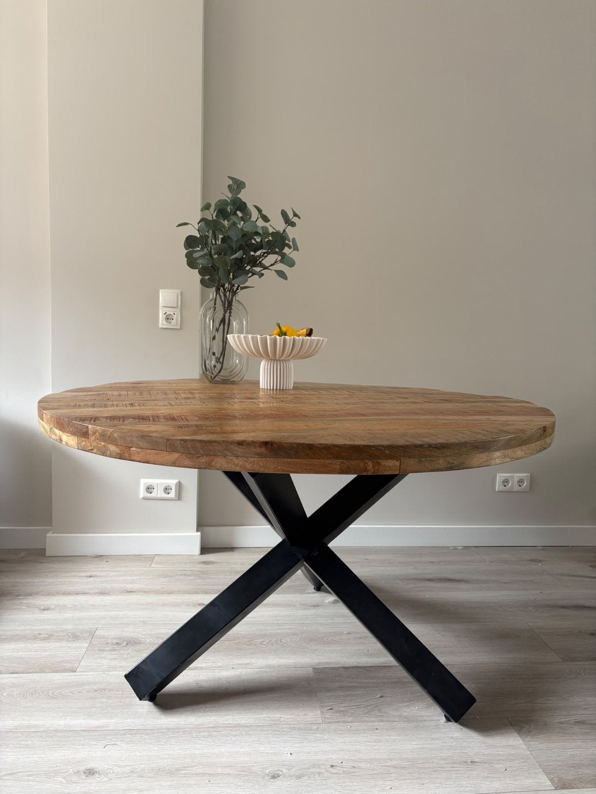 Foto 2 van Ronde eettafel mangohout met zwart metalen onderstel