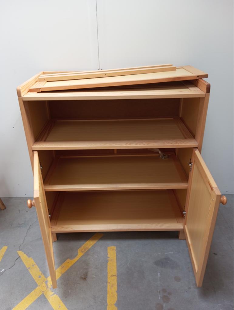 Houten commode/kast met deuren en open vakken. 87/147/95, Ophalen, Nvt, Nvt, Nvt