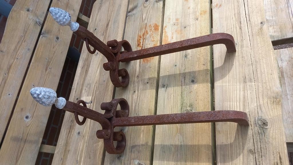 Antieke smeedijzeren haardbokken met granieten knoppen, Ophalen