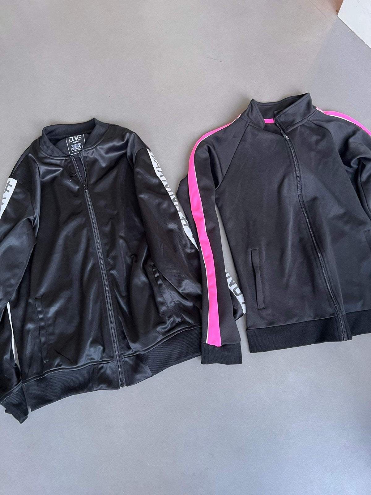 Twee sportieve vesten trainingsjas: DWG en OSAGA, Kinderen en Baby's, Ophalen of Verzenden, Gebruikt, Meisje, Sport- of Zwemkleding