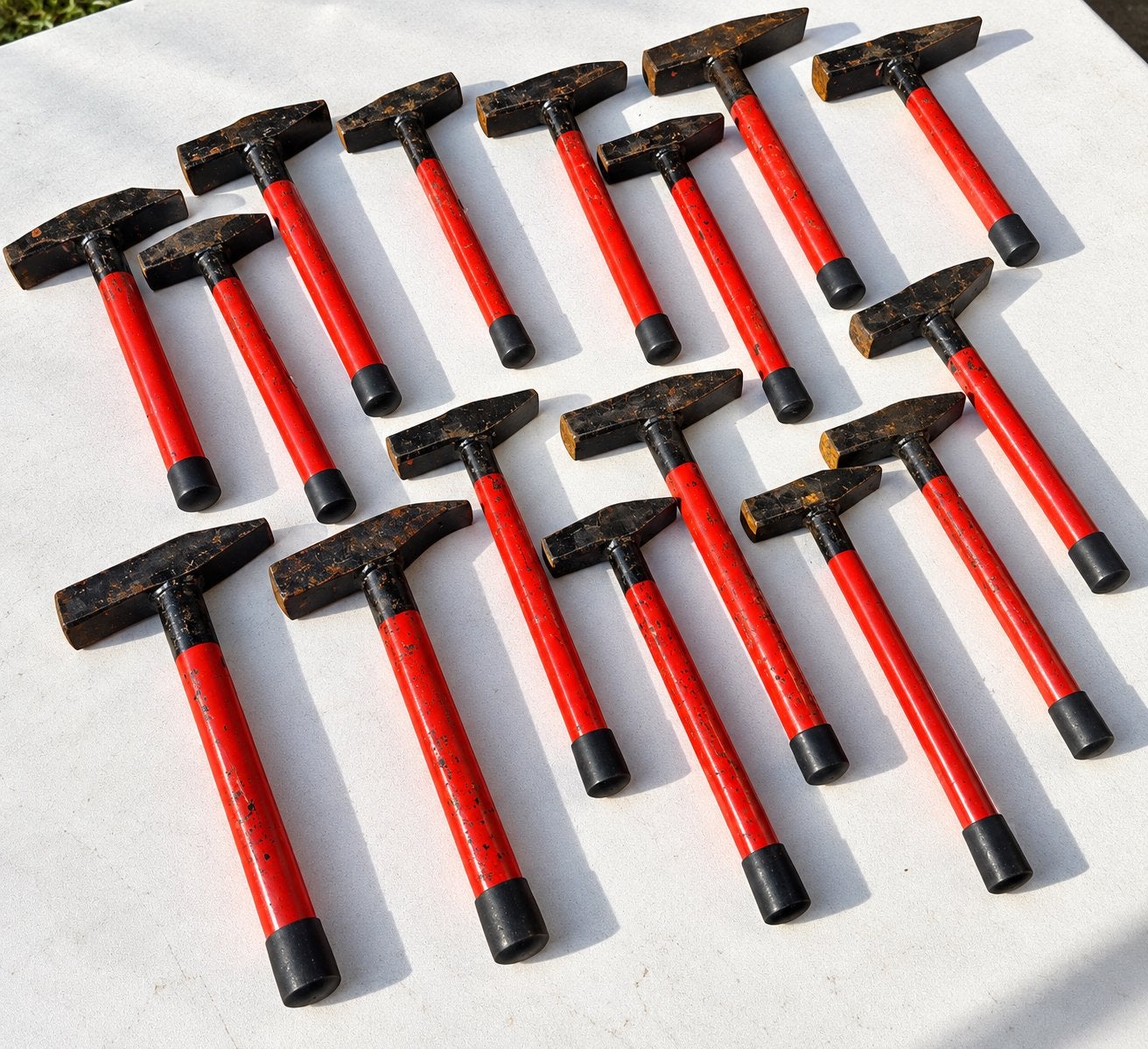 Set van 70+ gebruikte hamers met rode steel