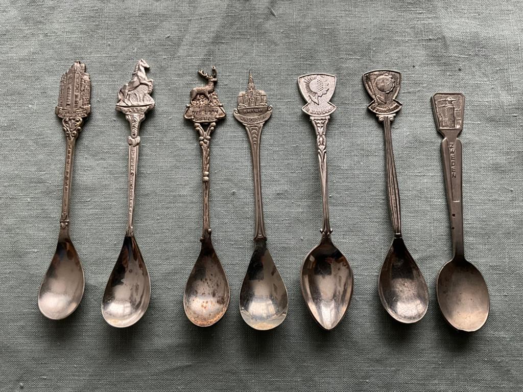 Set van 7 vintage theelepels met diverse motieven, Antiek en Kunst, Antiek | Bestek, Ophalen