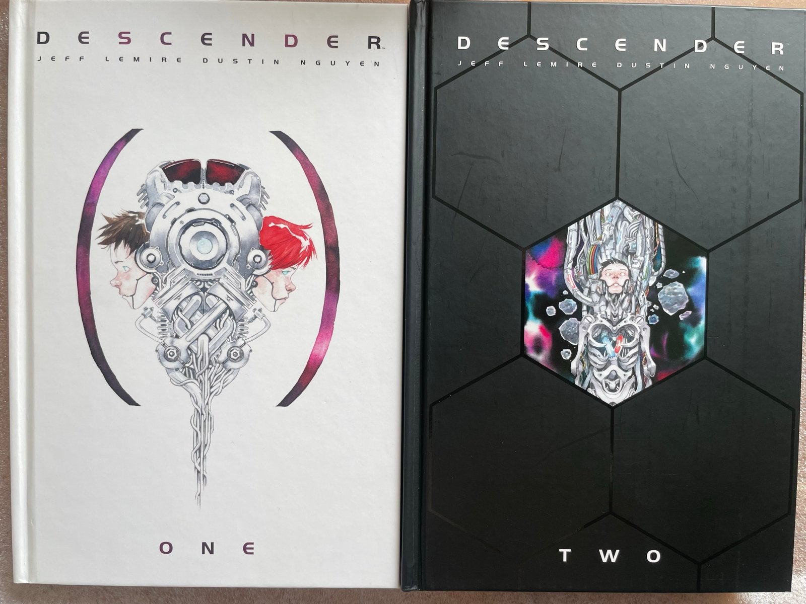 Descender Comic Deluxe - Deel 1 & 2 (Jeff Lemire), Meerdere stripboeken, Ophalen of Verzenden, Zo goed als nieuw