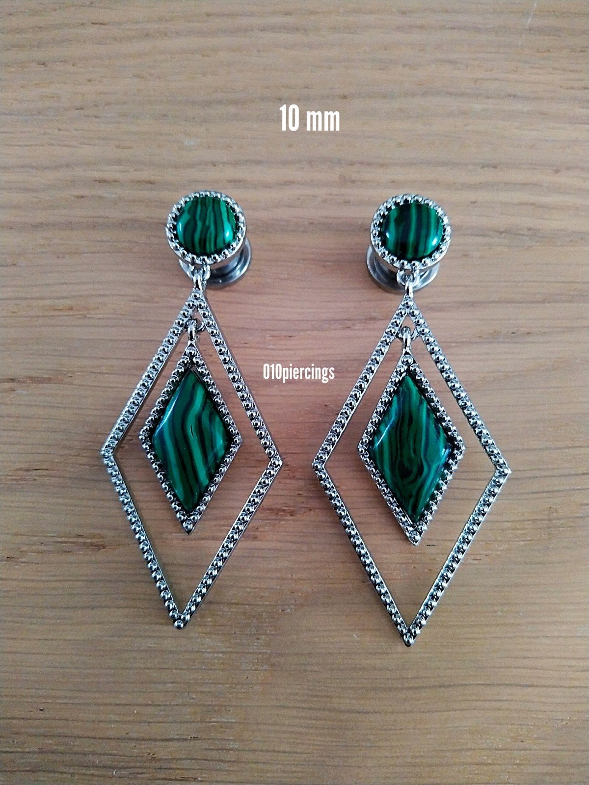 Nieuwe pluggen. Staal. Met hanger. Groene steen. 10 mm., Ophalen of Verzenden, Zo goed als nieuw, Staal, Oor- of Traguspiercing