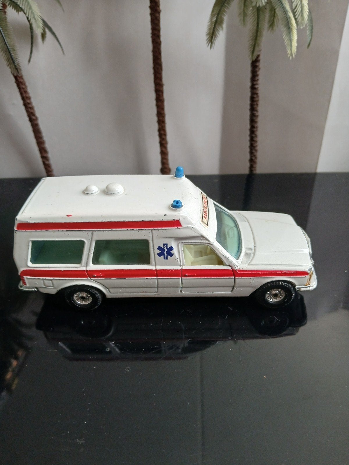 Mercedes Ambulance.  Corgi toys, Hobby en Vrije tijd, Modelauto's | 1:43, Ophalen of Verzenden, Gebruikt, Auto, Corgi