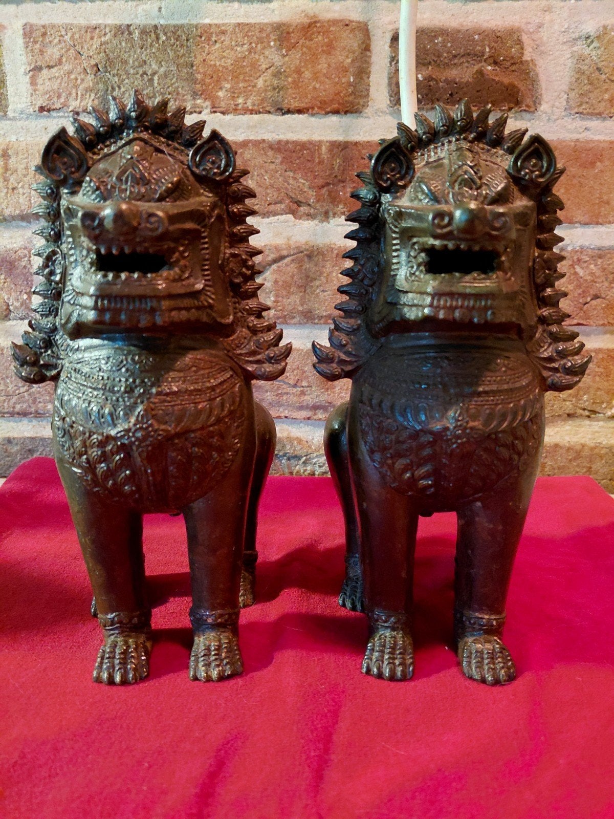 Set van twee bronzen tempelleeuwen - Aziatische kunst, Handgemaakt, Bruin, Ophalen of Verzenden, Overige herkomsten