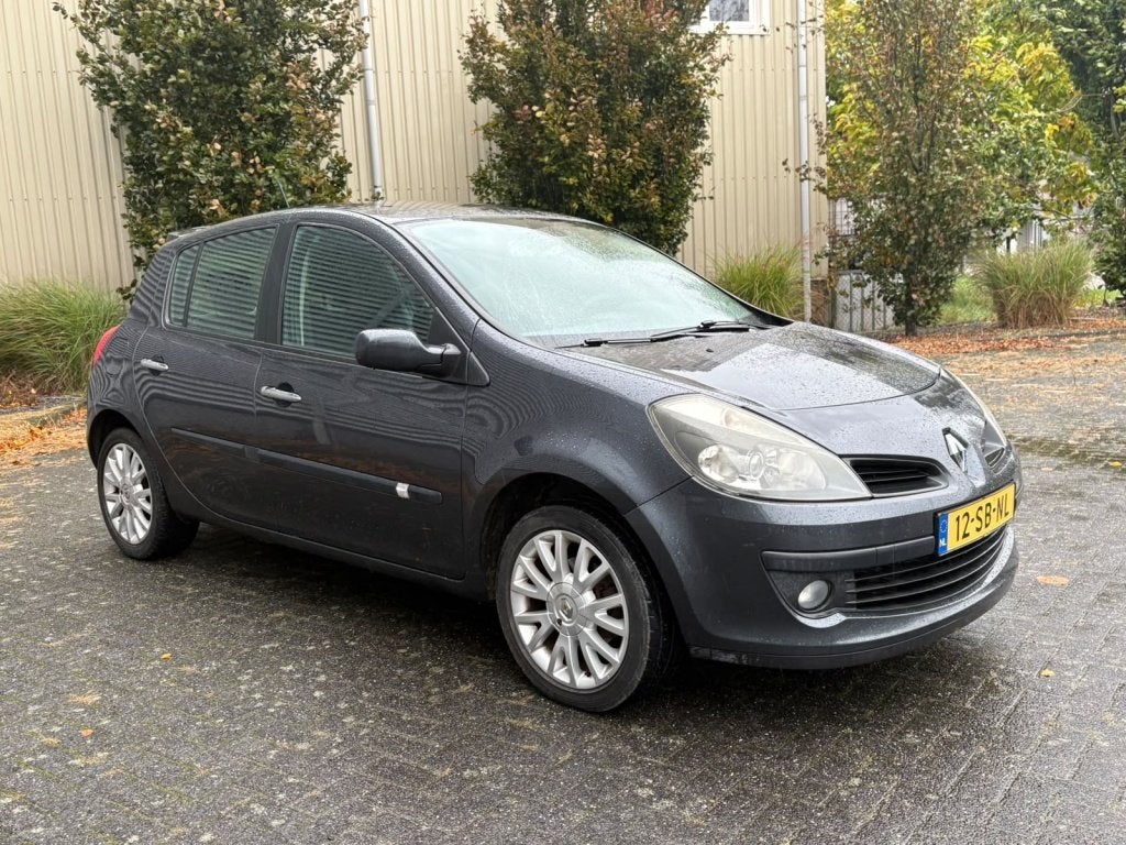 Renault Clio 1.6 Dynamique NIEUWE APK Trekhaak Airco Cruise, Voorwielaandrijving, Gebruikt, Zwart, 4 cilinders