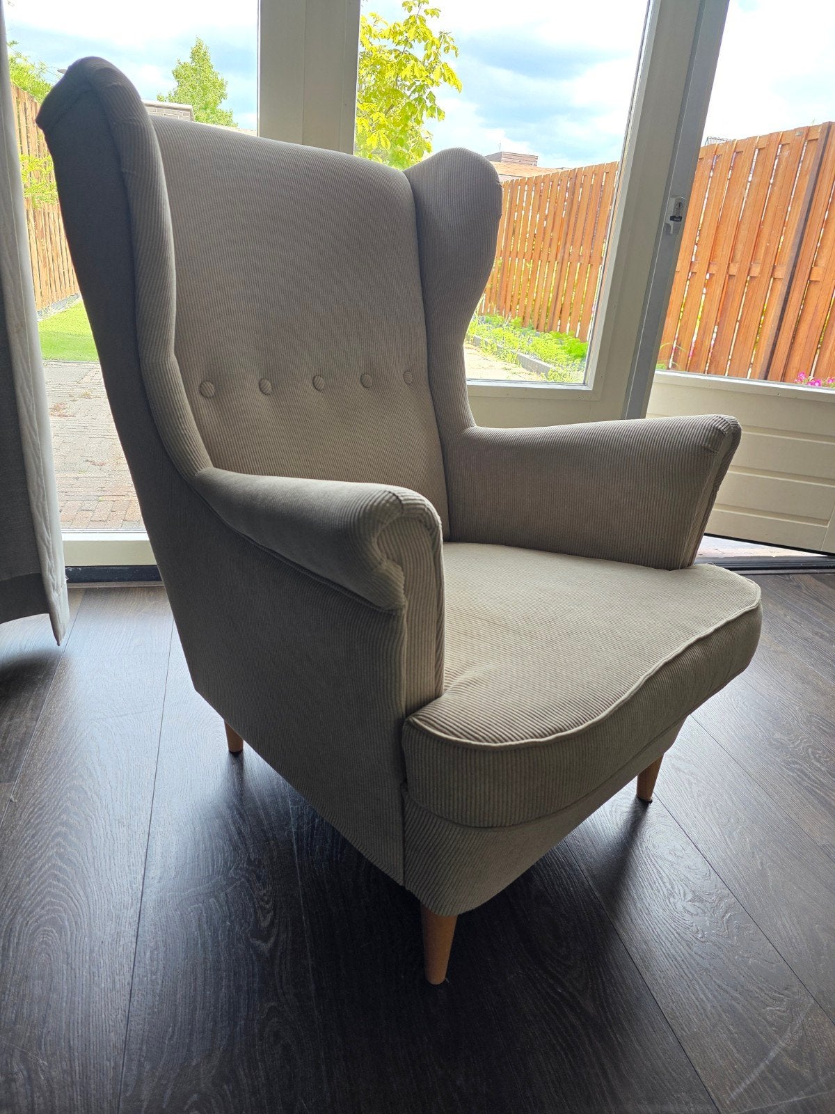 Comfortabele fauteuil in beige ribstof, Ophalen, Klassiek, Comfortabel, 75 tot 100 cm, Zo goed als nieuw