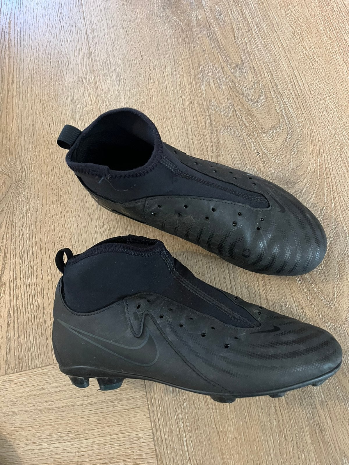 Voetbalschoenen + scheenbeschermers en bijbehorende sokjes, Maat XS of kleiner, Ophalen, Zo goed als nieuw, Schoenen