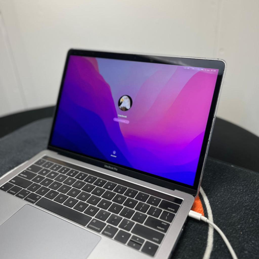 Macbook pro 13 inch 2016 i7 16GB 256 SSD macOS Monterey