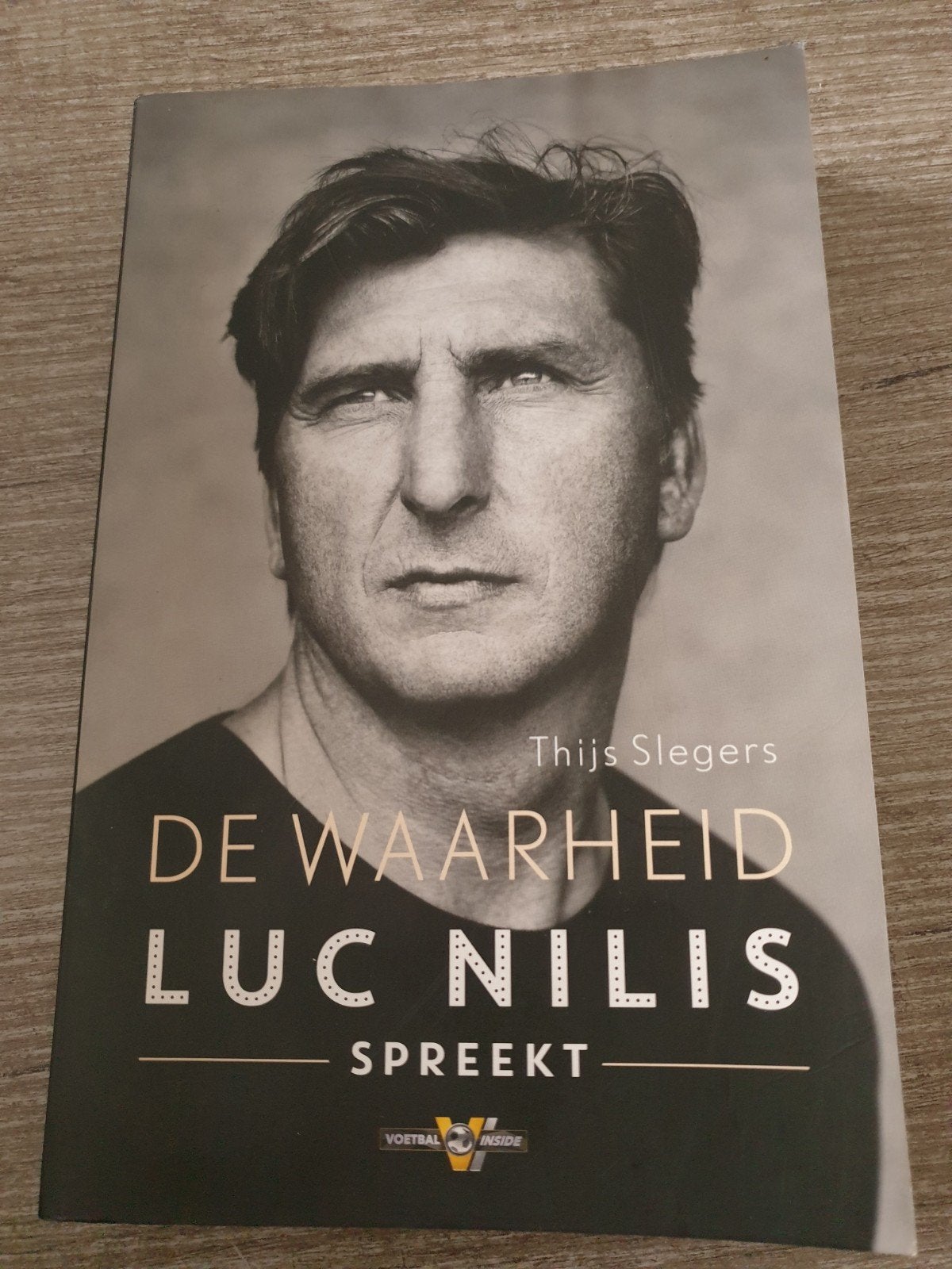 De Waarheid: Luc Nilis Spreekt - Voetbal Inside Boek, Ophalen of Verzenden, Gelezen, Thijs Slegers, Balsport
